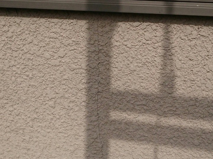 クラック（ひび割れ）が発生した外壁