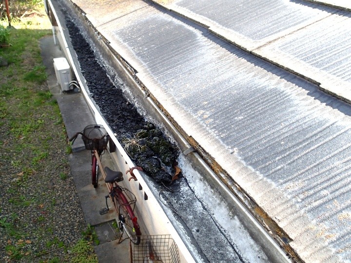 土砂が詰まった雨樋