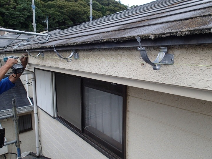 受け金具の取付作業