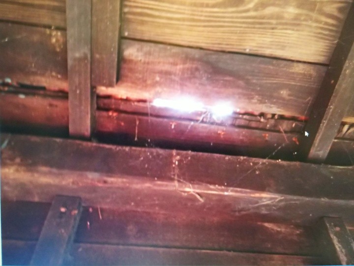 屋根裏の光漏れ箇所