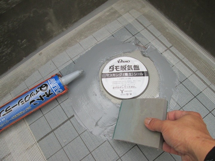 脱気盤の設置作業