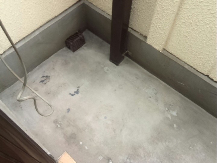 賃貸マンションのベランダ（床面）が劣化した状態