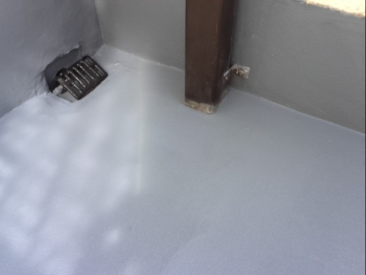 賃貸マンションにてベランダへ補修工事して防水機能を回復
