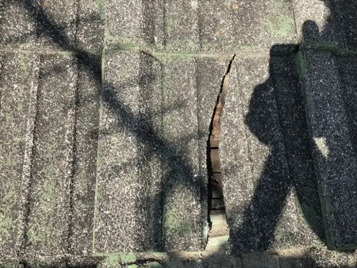 割れたセメント瓦