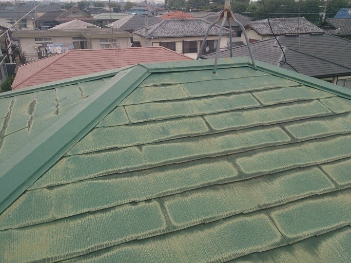 屋根は経年劣化により塗膜に傷みが見られる状態