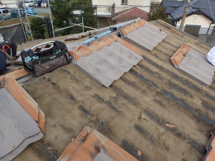 かわらU撤去中の屋根