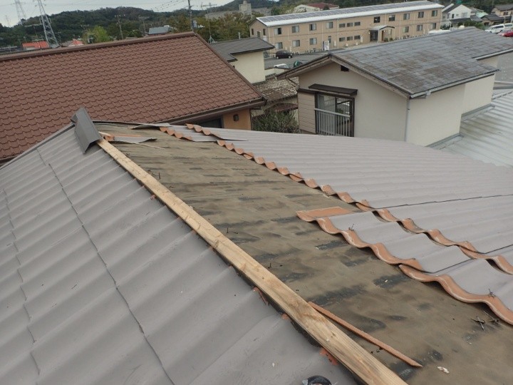 棟板金飛散した屋根