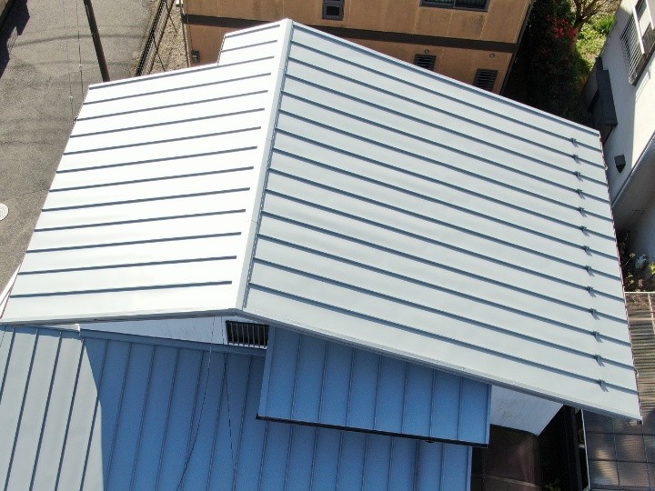 縦葺き屋根へ葺き替え工事したお住まい