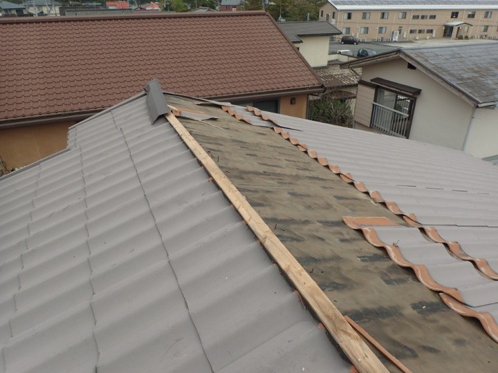 台風被害で損傷したかわらU屋根
