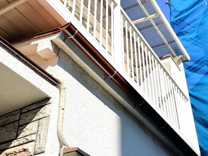 雨樋をデンカ丸樋に一式交換工事して復旧