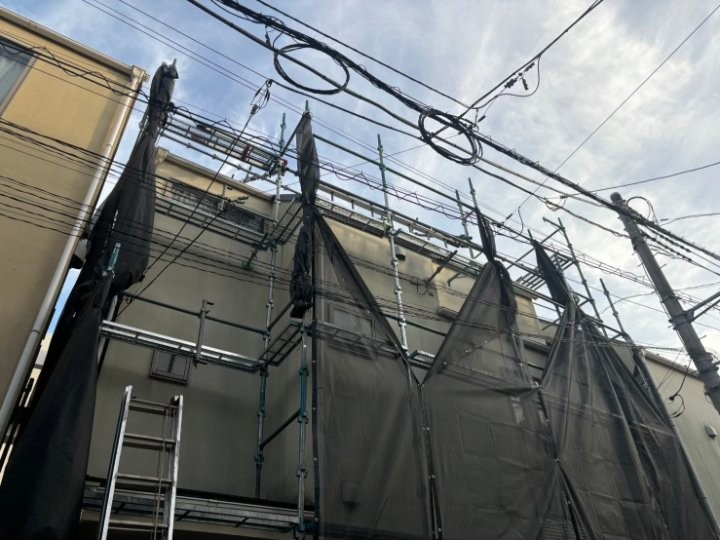 足場を組んだ住宅外観
