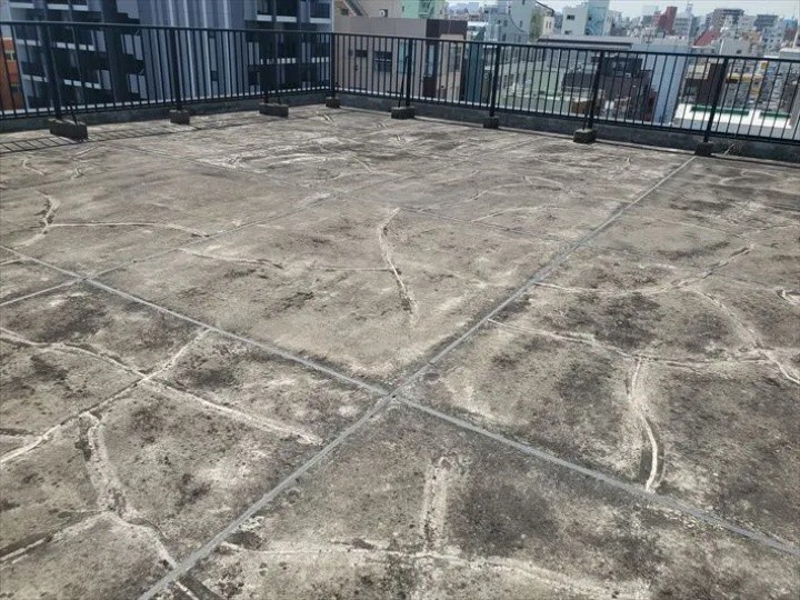 ひび割れしたマンションの陸屋根