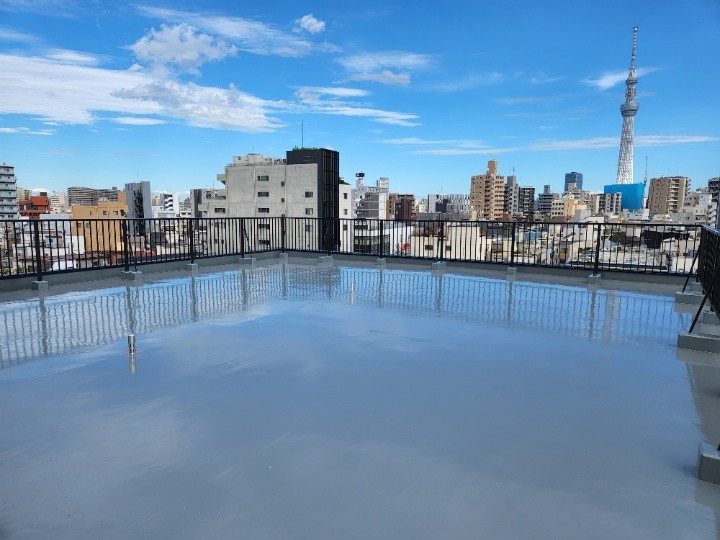 陸屋根に通気緩衝工法のウレタン塗膜防水工事を実施したマンション