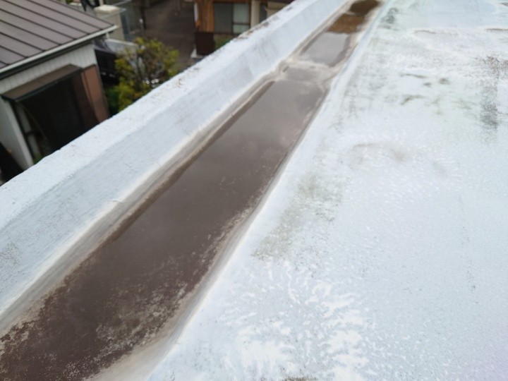 水たまりが残る溝部