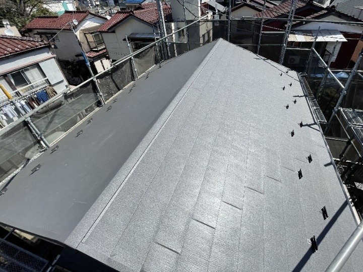 漆喰劣化やひび割れした瓦屋根にスーパーガルテクトで葺き替え工事