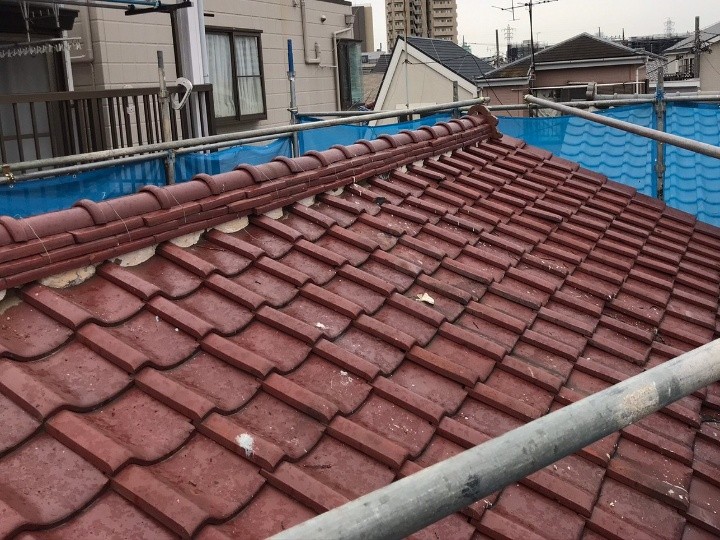瓦のひび割れと防水紙が露出した屋根