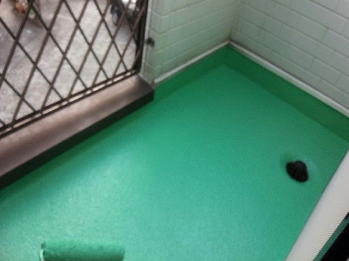 住宅にてバルコニー床にウレタン塗膜防水工事して防水機能向上