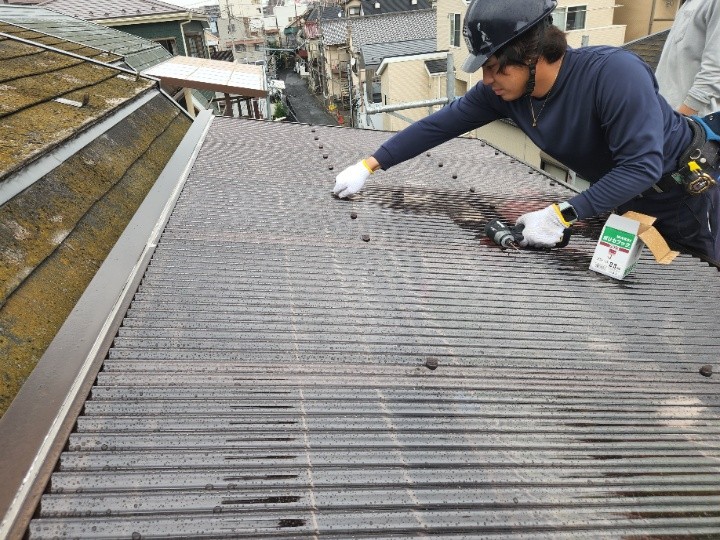 波板を固定する作業