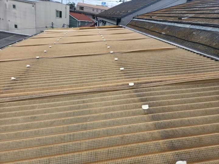 劣化した波板の全景