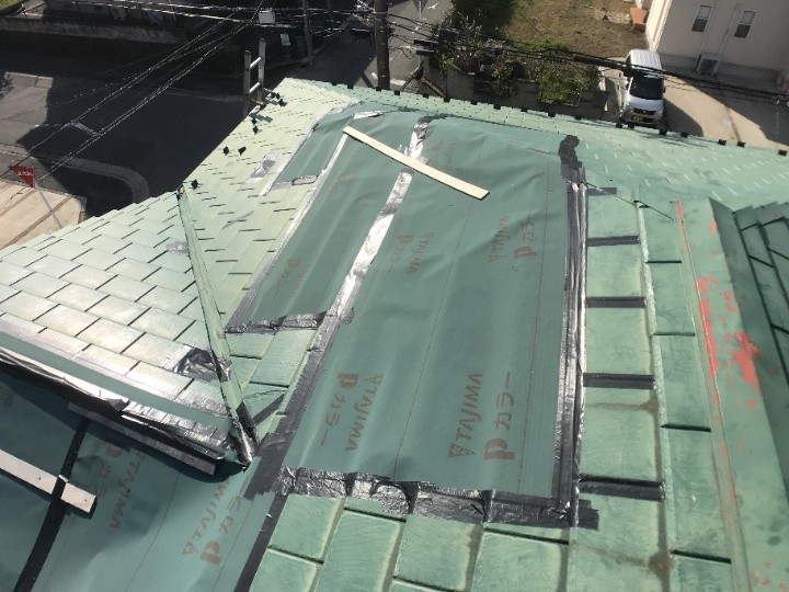 応急処置された屋根
