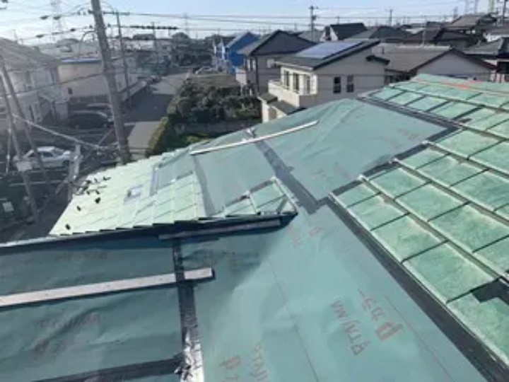 台風で破損した厚型スレート屋根