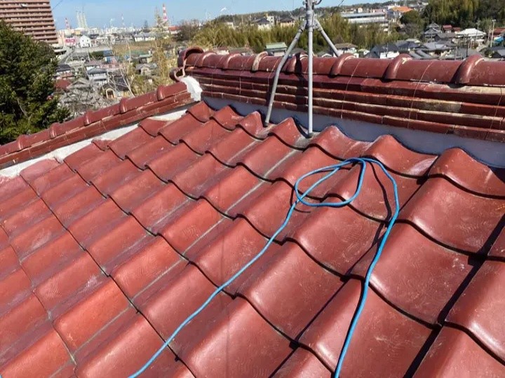 台風で崩れた棟瓦や漆喰に棟取り直し工事を行い復旧