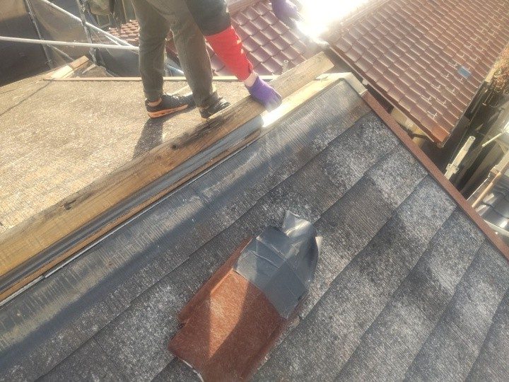 貫板撤去の作業中