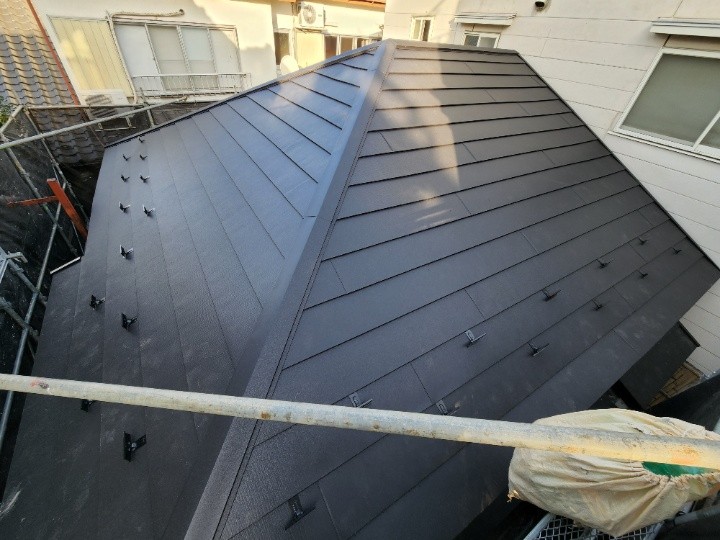 漆喰崩れや瓦の割れがある屋根をスーパーガルテクト屋根へ葺き替え工事