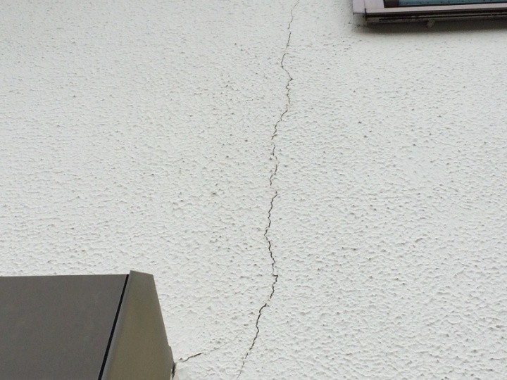 亀裂（ひび割れ）が発生した外壁