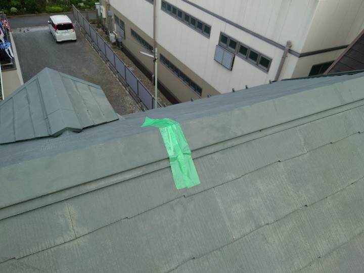 浮いた棟板金の全景