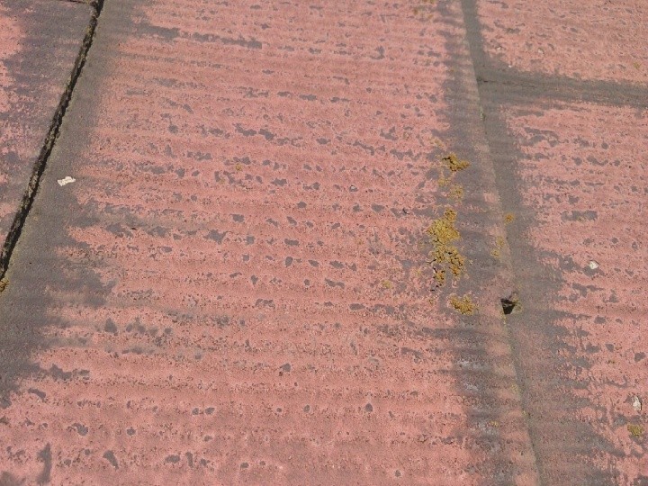 スレートの重なり部分に雨染みが発生