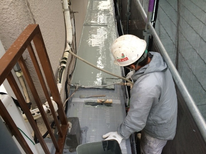 ウレタン防水材を塗布（一層目）