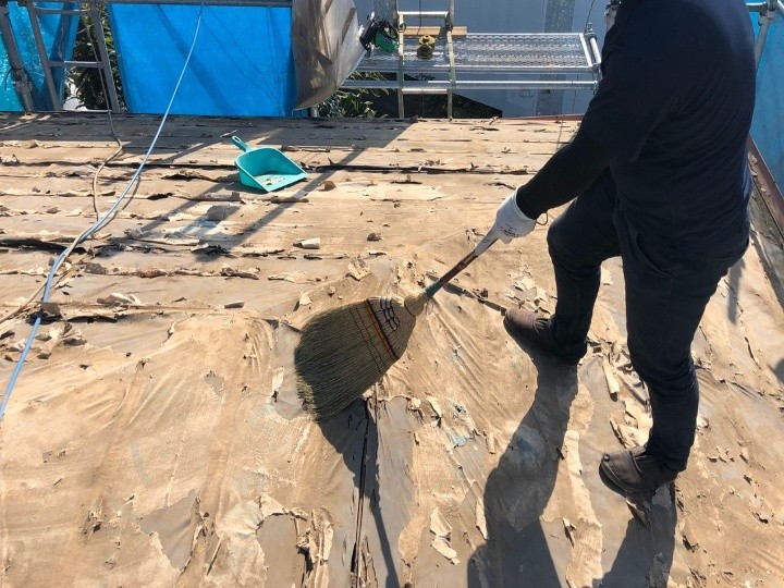 既存屋根材撤去後の清掃と下地の整え