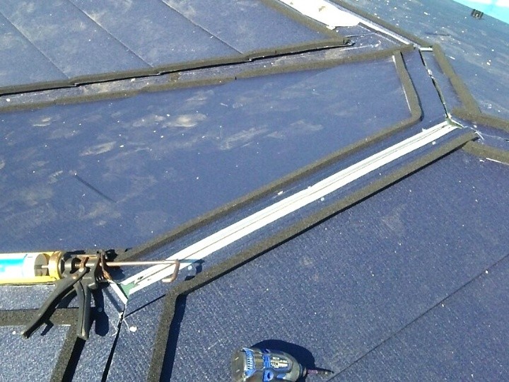 スーパーガルテクト（Sシェイドブルー）での屋根仕上げ