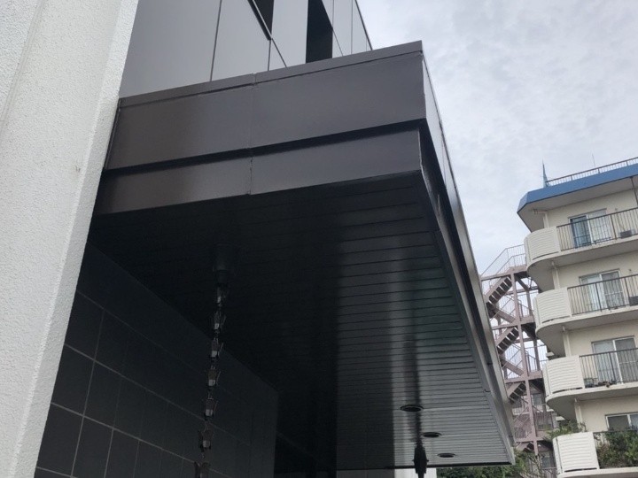 破損した社屋の庇へ「ガルバリウム鋼板による部分補修と塗装工事」を実施