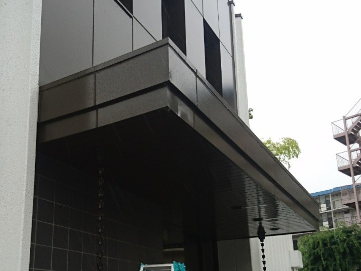 破損した社屋の庇