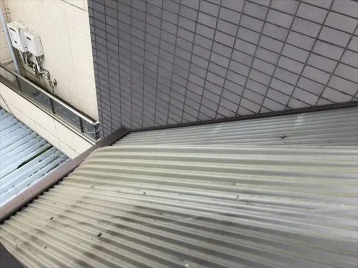ポリカ波板屋根交換工事前の建物