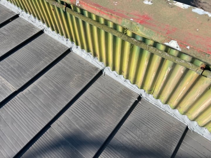 パラペットと笠木にコーキング増し打ち工事を行い雨漏り補修したお住まい
