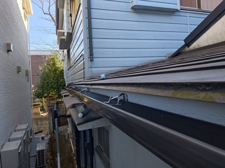 外れた雨樋に「雨樋交換工事＋破風板補強工事」を実施したお住まい