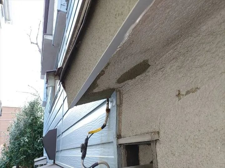 モルタル施工中の破風板
