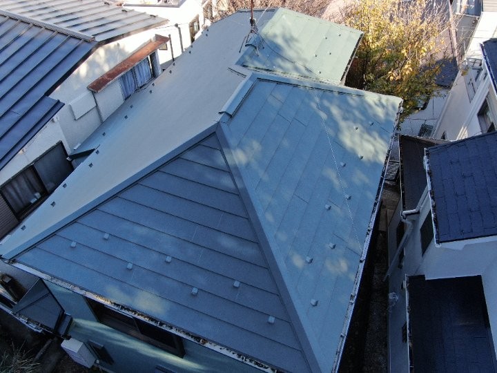 劣化したコロニアルNEO屋根にスーパーガルテクトで屋根カバー工事を実施