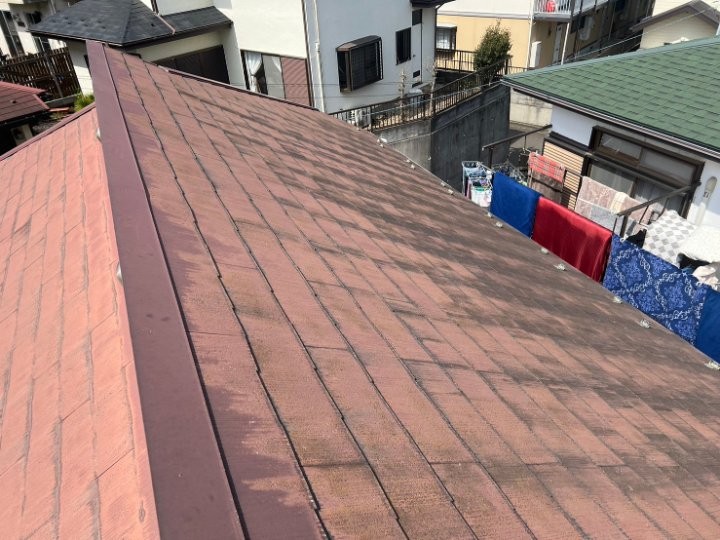 色あせたスレート屋根全景