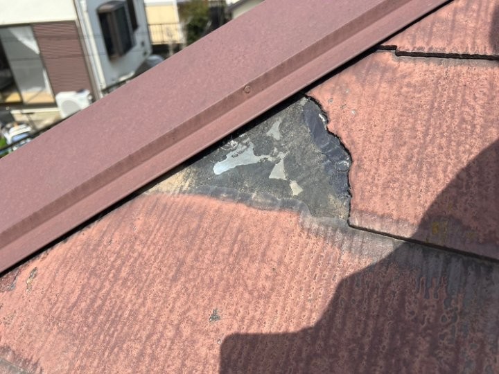 棟際の欠けと補修跡