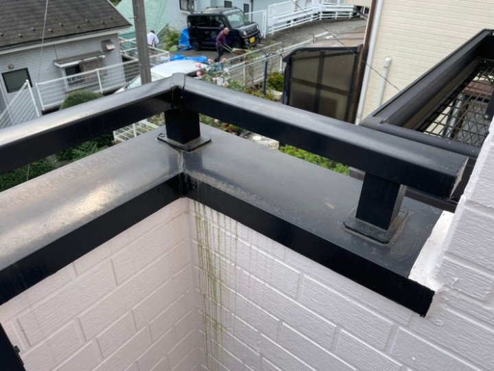 雨漏りで崩壊寸前のバルコニー