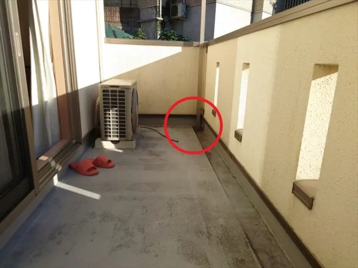 バルコニー床の一部が沈むような状態