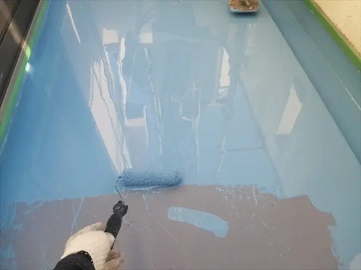 ウレタン防水材を2回に分けて塗り重ね
