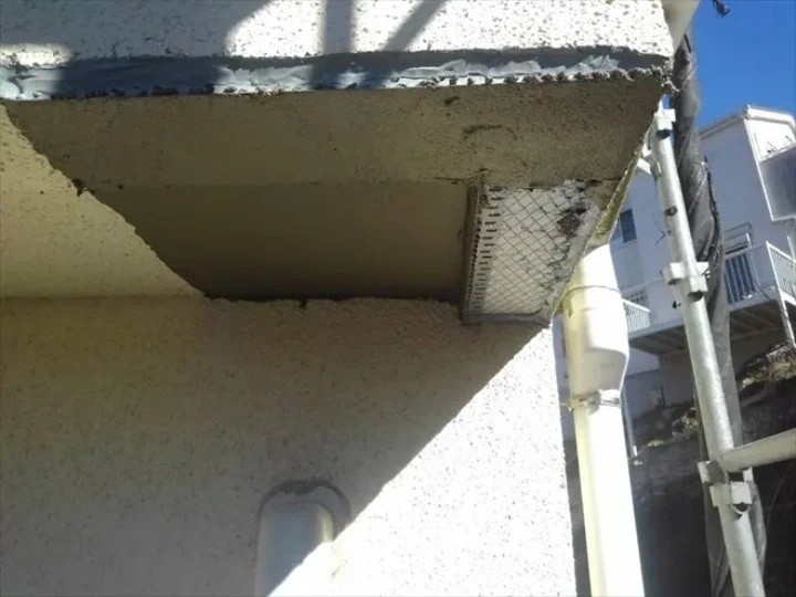 下地補強後に左官作業でモルタル仕上げ
