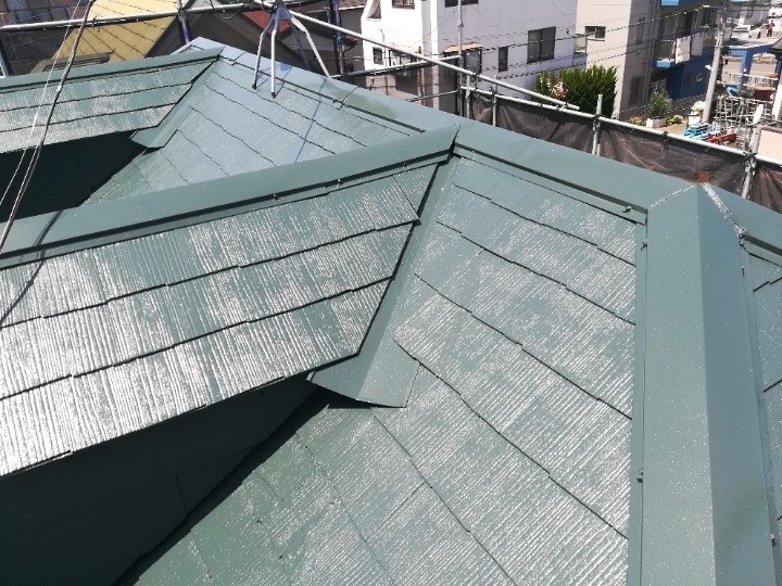 苔が繁殖したスレート屋根をファインパーフェクトベストで塗装工事して美観と防水性を回復