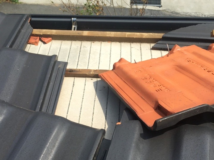 防水紙が露出した屋根