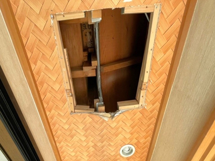 雨漏りした箇所が開口された状態